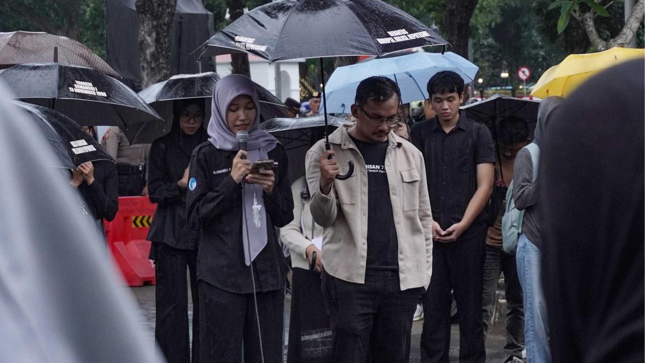 FOTO: Aksi Kamisan ke-883,  Sorotan Kritis Setahun Pemerintahan Prabowo-Gibran
