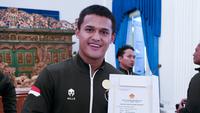 Lifter Indonesia Rizki Juniansyah resmi naik pangkat, dari letnan dua menjadi kapten TNI Angkatan Laut (AL) karena berprestasi di SEA Games 2025. (Foto: Muchlis Jr - BPMI Sekretariat Presiden)