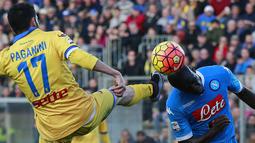 Kepala bek Napoli, Kalidou Koulibaly, hampir saja beradu dengan kaki pemain Frisinone, Luca Paganini pada laga Serie A di Stadion Matusa, Italia, Minggu (10/1/2016). Napoli berhasil menang 5-1. (AFP/Carlo Hermann)