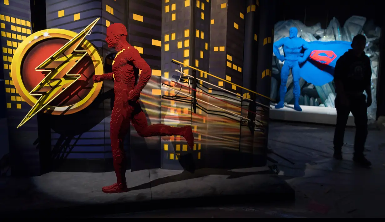 Karakter pahlawan superhero DC yang dibuat dari Lego pada pameran Art of the Brick di La Vilette, Paris, Kamis (26/4). Pameran yang menggunakan hampir 2 juta Lego ini berlangsung dari 29 April hingga 19 Agustus 2018. (AFP/Lionel BONAVENTURE)