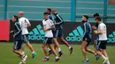 Marcus Rojo (tengah) dan Angel Di Maria (kiri) terlihat serius mengikuti sesi latihan timnas Argentina  jelang melawan Peru pada kualifikasi Piala Dunia 2018 di Lima, Peru (4/10/2016). (REUTERS/Guadalupe Pardo)