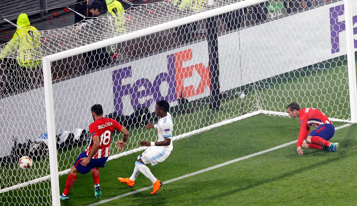 Pemain Atletico Madrid Antoine Griezmann (kanan) saat mencetak gol kedua untuk timnya saat melawan Marseille dalam pertandingan final Liga Europa di Stade de Lyon, Prancis (16/5). (AP Photo / Christophe Ena)