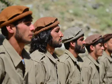 Personel baru pasukan keamanan Afghanistan saat mengambil bagian dalam pelatihan militer di daerah Bandejoy, Distrik Dara, Provinsi Panjshir, Afghanistan (21/8/2021). Setelah pengambilalihan Afghanistan oleh Taliban, warga ramai mendaftarkan diri jadi anggota tentara militer. (AFP/Ahmad Sahel Arman)