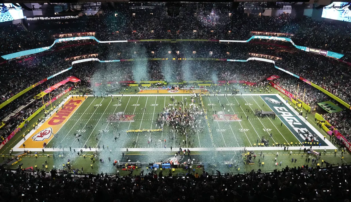Tim Philadelphia Eagles merayakan kemenangan atas Kansas City dalam laga final yang berlangsung di Caesars Superdome, New Orleans, Louisiana, Senin (10/02/2025). (AP Photo/David J. Phillip)
