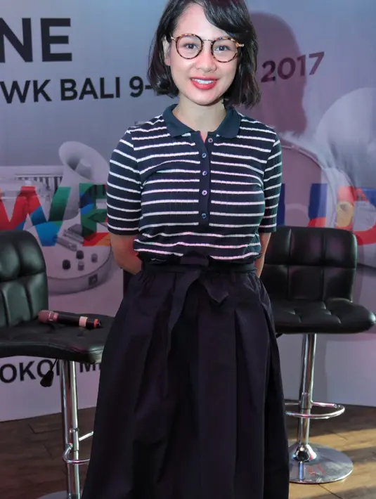 "Ini sudah pasti sulit, tapi menyenangkan. Karena kolaborasi semacam ini terjadi di banyak musisi juga. Dengan tantangan tentang genre mereka yang lebih nge-rock, yang namanya passion itu terbangun lagi," ucap Andien. (Adrian Putra/Bintang.com)