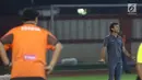 Pelatih Timnas Indonesia U-23, Luis Milla memberi arahan pada timnya saat melawan Thailand U-23 pada laga persahabatan di Stadion PTIK, Jakarta, Kamis (31/5). Indonesia U-23 kalah 1-2. (Liputan6.com/Helmi Fithriansyah)