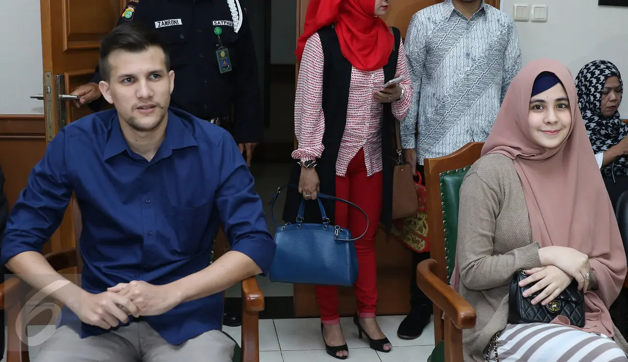 Risty Tagor dan Stuart Collin ketika menghadiri sidang putusan cerai di Pengadilan Agama Jakarta Selatan, Kamis (24/3).  Majelis Hakim mengabulkan gugatan cerai yang dilayangkan oleh Risty Tagor terhadap Stuart Collin. (Liputan6.com/Herman Zakharia)