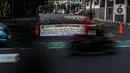Pengendara melintasi spanduk pemberitahuan penutupan area kawasan Taman Ayodya, Jalan Bulungan dan Mahakam, Jakarta, Rabu (23/9/2020). Penutupan jalan dilakukan agar masyarakat tidak berkumpul di area itu pada waktu malam hari dan guna menekan angka penularan COVID-19. (Liputan6.com/Johan Tallo)
