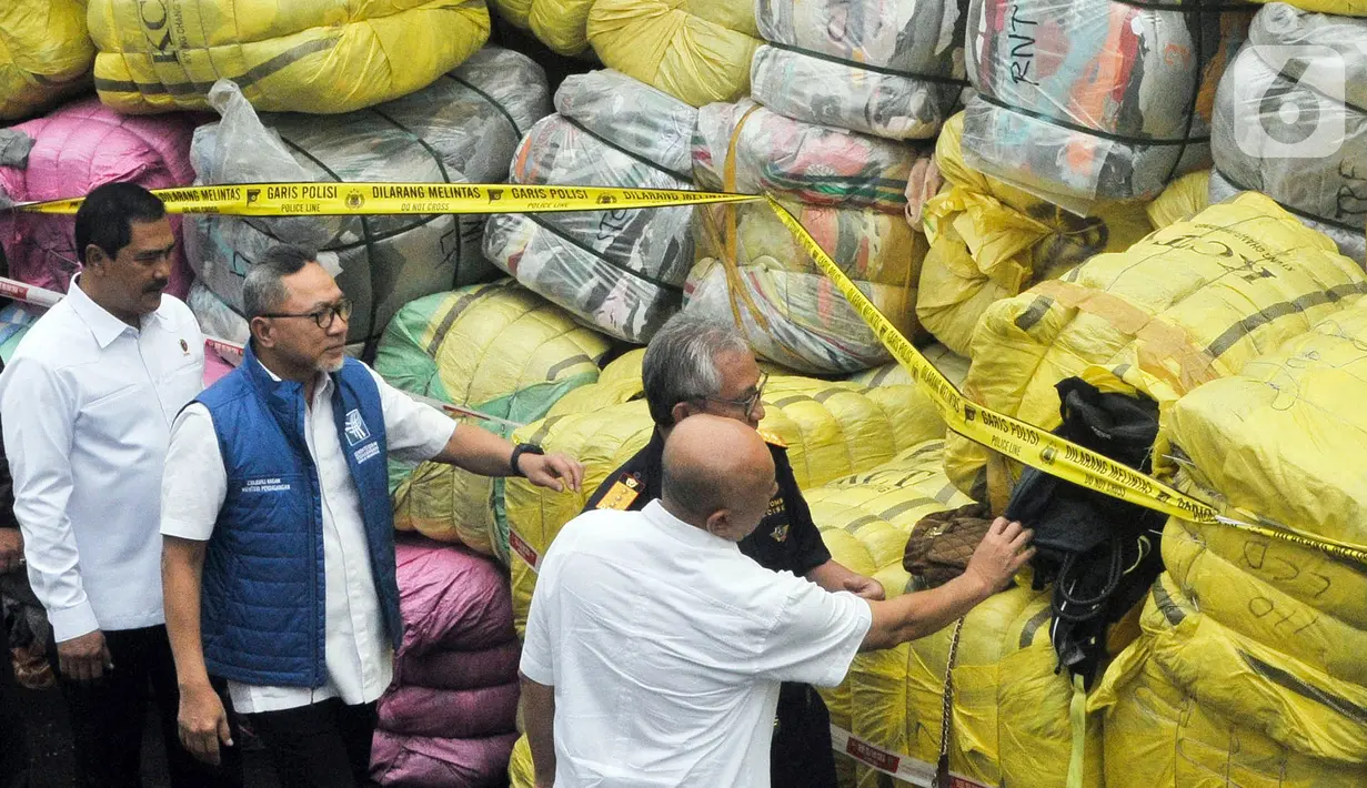 Simbolisasi pemusnahan dilakukan oleh Mendag Zulkifli Hasan, Menkop UKM Teten Masduki, Dirjen Bea Cukai Askolani, Kabareskrim Komjen Pol Agus Andrianto, dan perwakilan dari Kejaksaan Agung. (Liputan6.com/Herman Zakharia)