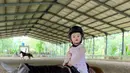 Guzel mengikuti jejak sang ibu yang menekuni berkuda. Duduk di atas kuda, Guzel kenakan overall pink dengan long sleeve cokelat [@guzelimalisyakieb]