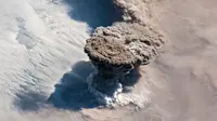 Letusan gunung berapi Raikoke telah difoto dari angkasa luar oleh NASA. (NASA)