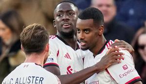 Pemain Liverpool, Alexander Isak (kanan) merayakan gol bersama rekan-rekannya dalam laga Liga Inggris 2025/2026 melawan West Ham di London Stadium, London, Inggris, Minggu (30/11/2025) waktu setempat. (AP Photo/Kirsty Wigglesworth)