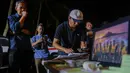 Rekan-rekan jurnalis menuliskan pesan dan doa untuk lima jurnalis serta tiga kru kapal Arupadhatu 1 yang hilang kontak di Selat Sunda, di Carita, Pandeglang, Banten, Kamis (17/9/2026). (KLY/Budy Santoso)