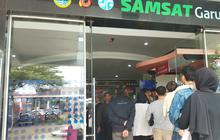 6 Juta Warga Jabar Nungga Pajak Kendaraan, Gubernur Dedi Senang Kantor Samsat Jabar Diserbu  karena Program Pemutihan