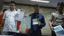 Dir Tipidum Bareskrim Polri Brigjen Pol. Herry Rudolf Nahak (tengah) menunjukan berkas barang bukti dalam rilis penyelundupan manusia di Bareskrim Polri, Jakarta, Rabu (29/3). (Liputan6.com/Faizal Fanani)
