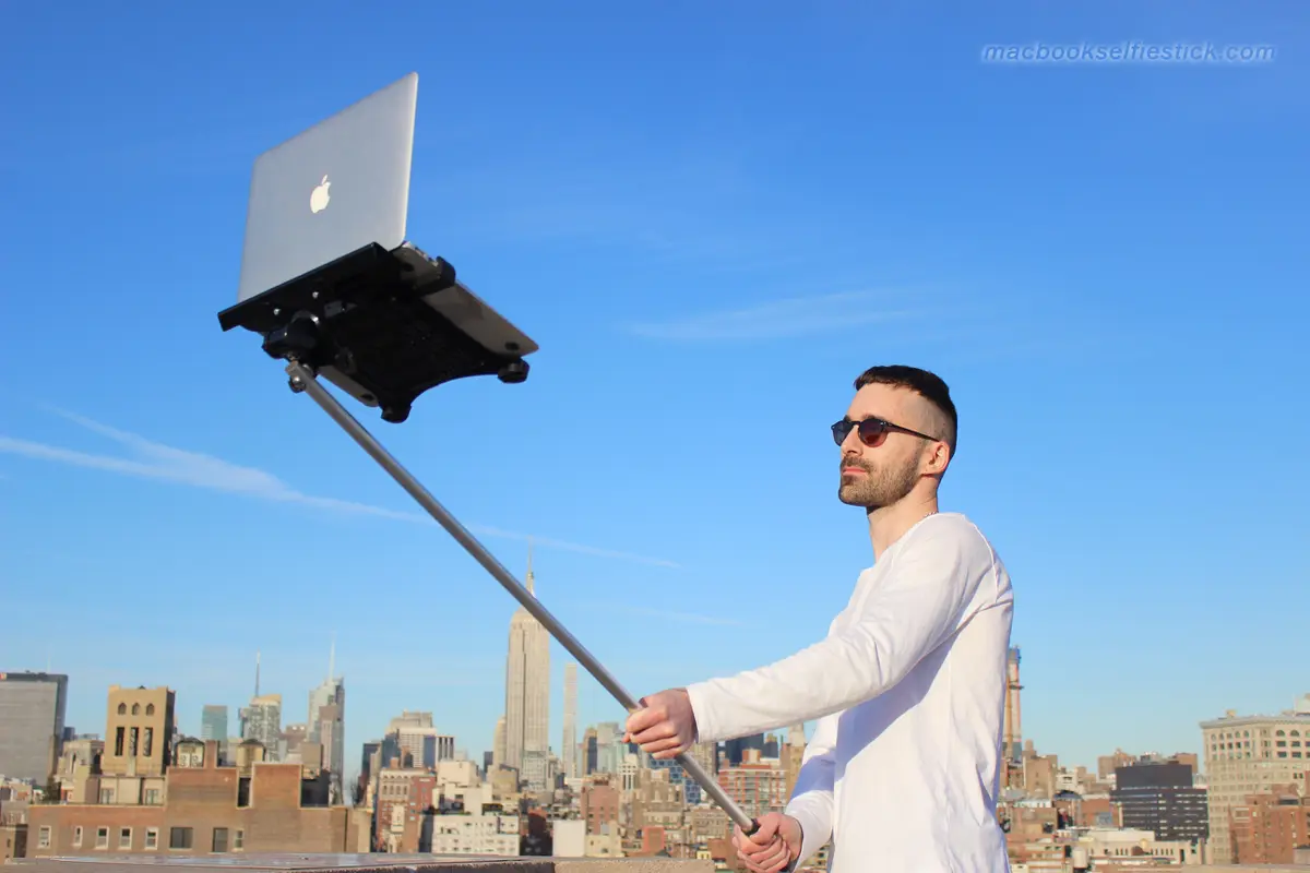 Tren: Permudah Selfie Pakai Laptop, Kini Macbook Ada Tongsisnya!