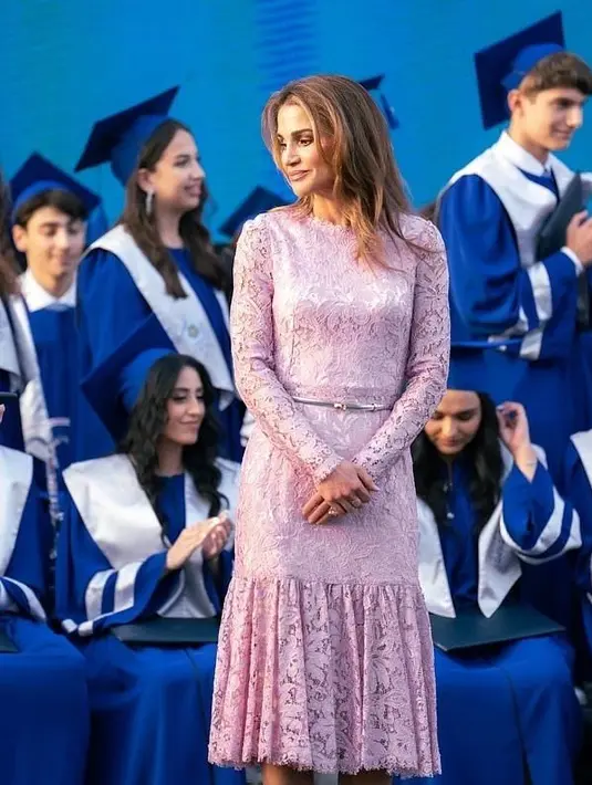 Ratu Rania menghadiri acara wisuda The International Academy di Amman yang pesona yang membius [@hm.queenrania]