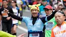 Peserta mengenakan topi karakter dalam kartun Pokemon, Pikachu saat ambil bagian dalam Tokyo Marathon 2018 , Minggu (25/2). Tokyo Marathon merupakan ajang bergengsi lari kelas dunia yang diikuti pelari dari berbagai negara. (AP/Shizuo Kambayashi)