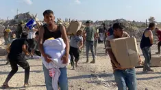 Para pengungsi Palestina membawa paket bantuan makanan dari yayasan yang didukung oleh Amerika Serikat (AS) yang berjanji untuk mendistribusikan bantuan kemanusiaan di Rafah Barat, Jalur Gaza selatan, 27 Mei 2025. (Foto oleh AFP)