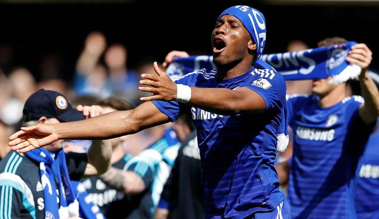Didier Drogba akhirnya kembali merasakan trofi juara Liga Premier Inggris bersama Chelsea. Sebelumnya, Drogba mampu membawa The Blues meraih gelar Liga Inggris pada musim 2004/2005, 2005/2006, dan 2009/2010. (Reuters/Carl Recine)