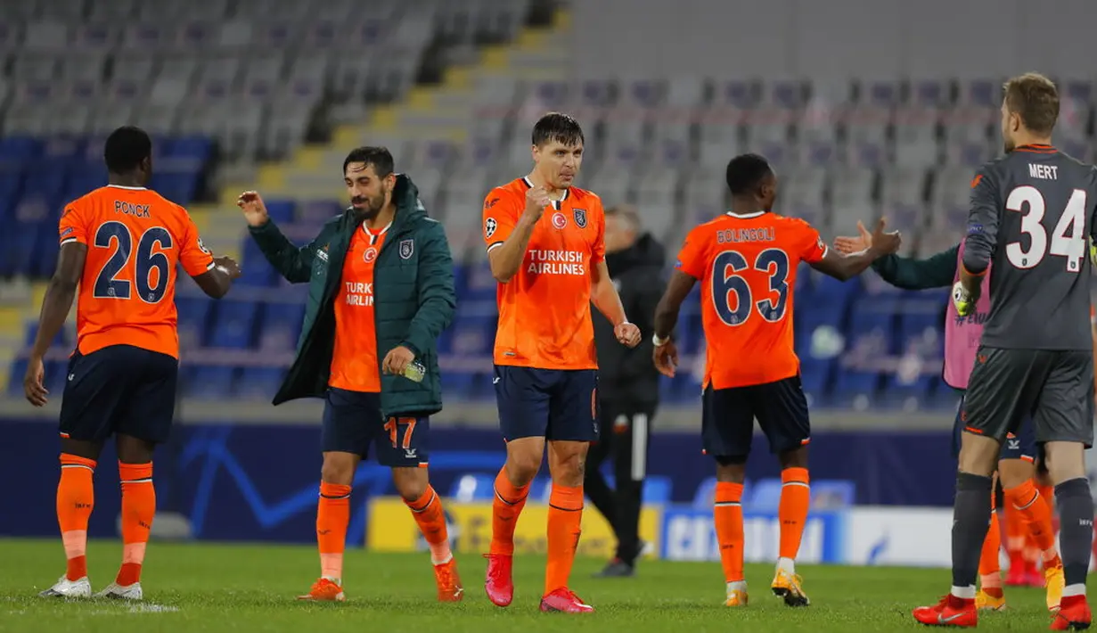 Para pemain Istanbul Basaksehir saling bersorak usai menghadapi Manchester United pada pertandingan pada pertandingan Grup H Liga Champions di Stadion Fatih Terim, Istanbul, Turki, Rabu (4/11/2020). Istanbul Basaksehir menang 2-1. (AP Photo)