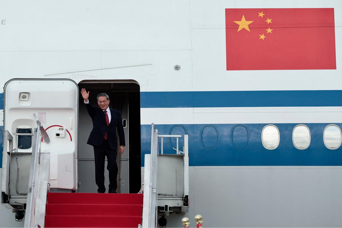 FOTO: Menteri Investasi Rosan Menyambut Kedatangan PM China Li Qiang