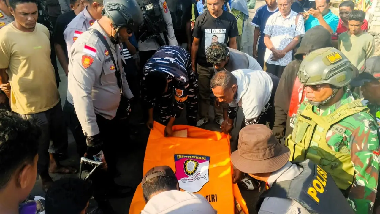 Evakuasi korban tewas dalam bentrokan antar warga di Adonara.