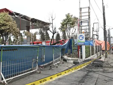 Garis polisi di depan SPBU Jalan Kahfi 2, Jagakarsa setelah terbakarnya sebuah truk tangki, Jakarta, Sabtu (30/12). Kebakaran diduga karena percikan api dari truk tangki saat tengah melakukan pengisian BBM ke tangki SPBU. (Liputan6.com/Herman Zakharia)