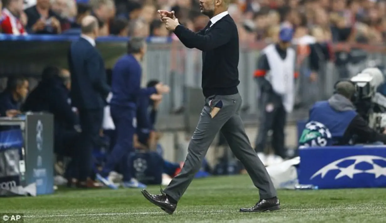 Robekan itu cukup besar sehingga membuat celana dalam Pep terlihat (Reuters / Kai Pfaffenbach)