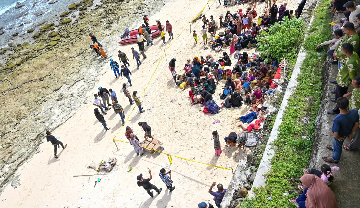 Hingga saat ini, mereka dikumpulkan di pinggir pantai lokasi mereka mendarat. (CHAIDEER MAHYUDDIN / AFP)