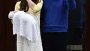 Kate Middleton usai melahirkan anak keduanya dengan Pangeran William di Rumah Sakit St Mary, London, pada 2 Mei 2015. (AFP Photo/ Leon Neal)