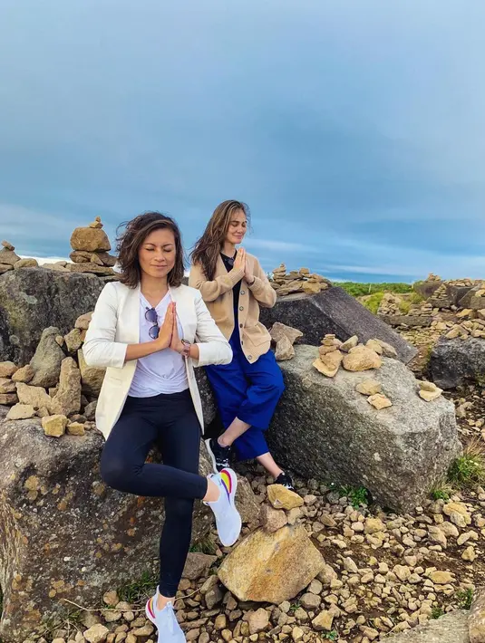 <p>Marianne Rumantir terlihat mengenakan kombinasi menarik yaitu legging dan blazer plus sneaker. Dan Luna Maya memilih celana palazzo dan kardigan (Foto: Instagram @mariannerumantir)</p>