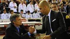 Pelatih asal Portugal Jose Mourinho (kiri) berjabat tangan dengan pelatih Barcelona Josep Guardiola sebelum pertandingan final Piala Spanyol Real Madrid melawan Barcelona di Stadion Mestalla di Valencia pada 20 April 2011. (AFP PHOTO/Lluis GENE)