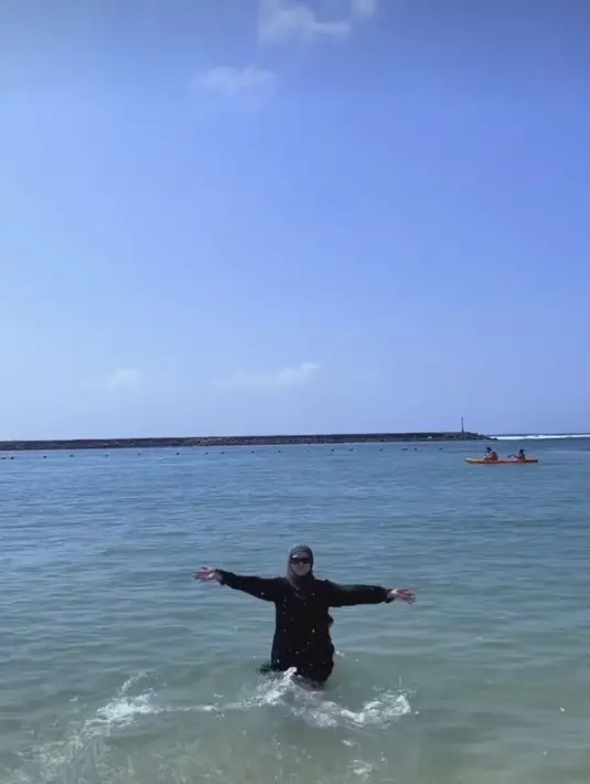 Beberapa waktu lalu, Cut Meyriska sempat berlibur ke pantai bersama keluarga kecilnya. Dia pun membagikan OOTDnya kala itu. Cut, tampil syari dengan gamis hitam yang dipadukan dengan pashmina abu. [instagram/cutmeyriska]