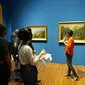 Jenny Yoon, volunteer National Gallery Singapore menjelaskan karya Raden Saleh.