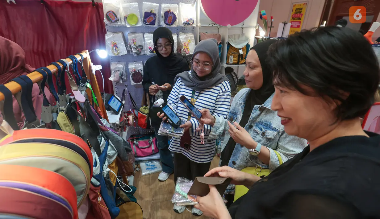 Pelaku UMKM dan brand lokal turut meramaikan IdeaFest 2026 di Jakarta Convention Center (JCC), Senayan, Jakarta, Jumat (4/9/2026). Sejumlah pelaku usaha berpartisipasi melalui area pameran dan bazar kreatif, salah satunya kolaborasi Semasa Market yang menampilkan beragam produk, mulai dari kriya, fesyen, hingga kuliner. (KLY/Budy Santoso)