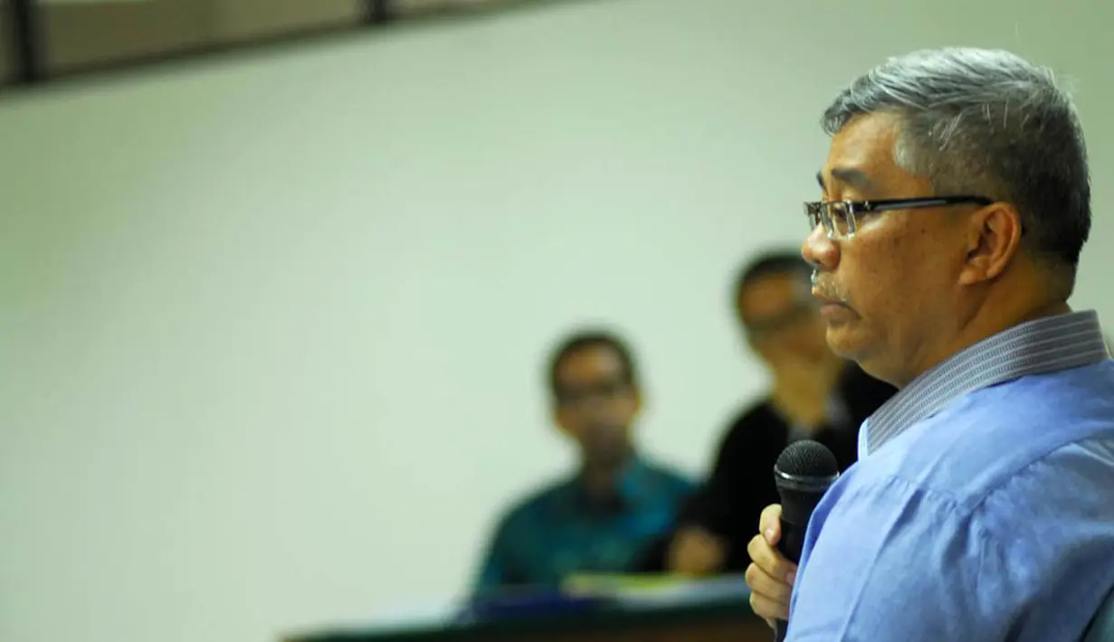 Mantan Ketua Mahkamah Konstitusi Akil Mochtar menyimak penjelasan dalam persidangan yang digelar di Pengadilan Tipikor, Jakarta (Liputan6.com/Miftahul Hayat)