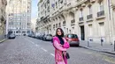 Gaya jalan-jalan yang modis, bisa tiru penampilan Ririn Ekawati satu ini. Padukan colour blocks cardigan nuansa pink, dengan atasan dan bawahan serba hitam. (Instagram/ririnekawati).