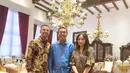 Selain itu, ada pasangan Raffi Ahmad dan Nagita Slavina yang kompak pakai batik. Raffi dengan kemeja coklatnya, sedangkan Nagita dress batik  berpotongan a-line. [@ralineshah/@raffinagita1717/@annisayudhoyono].