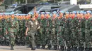 Panglima TNI Jenderal TNI Dr. Moeldoko berjalan di depan barisan Pasukan Pengamanan Presiden saat acara  serah terima jabatan Danpaspampres, Markas Komando Paspampres, Jakpus, Rabu (22/10/2014) (Dok.Puspen TNI) 