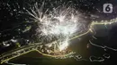 Suasana  pesta kembang api saat perayaan malam puncak Tahun Baru 2023 di Danau Archipelago, Taman Mini Indonesia Indah (TMII), Jakarta, Minggu (1/1/2023). Danau Archipelago TMII menjadi pusat pesta kembang api di malam tahun baru 2023. (Liputan6.com/Herman Zakharia)
