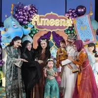 Kehadiran Grandmi, Granda, dan Gadda dalam pesta ulang tahun Ameena bukan hanya menambah kemeriahan suasana, tetapi juga menunjukkan kedekatan keluarga besar yang hangat. [@genifaruk].