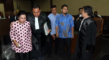 Pengacara dan kakak Saipul Jamil, Berthanatalia Ruruk Kariman dan Samsul Hidayatullah usai sidang perdana di Pengadilan Tipikor Jakarta, Rabu (31/8). Keduanya didakwa memberi uang Rp 50 juta kepada Panitera Pengganti PN Jakut. (Liputan6.com/Helmi Afandi)