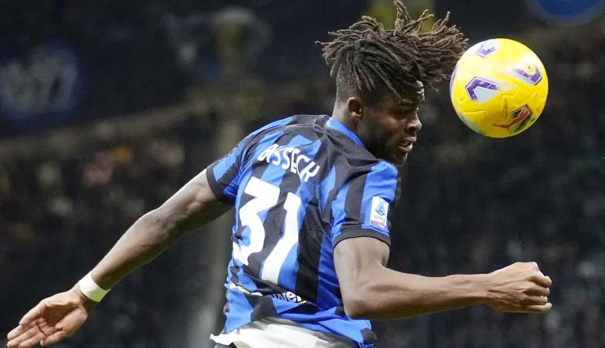 Pemain Inter Milan, Yann Aurel Bisseck, menyundul bola saat melawan Lecce pada pekan ke-17 Serie A 2023/2024 di Stadion Giuseppe Meazza, Minggu (24/12/2023). Gol pembuka Inter dicetak oleh Yann Aurel Bisseck di menit 43. Gol kedua disarangkan oleh Nicolo Barella di menit 78. (AP Photo/Luca Bruno)