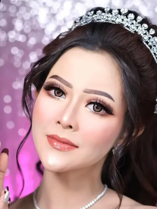 Penampilan Bella saat acara ngunduh mantu malam hari pun tak berbeda jauh. Sang MUA hanya mengganti lipstik Bella menjadi nuansa nude peach. [Instagram/khadijahazzahra_makeup]