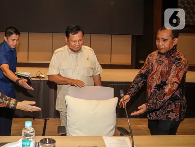 Calon presiden nomor urut 02 Prabowo Subianto (kanan) bersama Ketua Konferensi Waligereja Indonesia (KWI) Mgr Antonius Subianto Bunjamin (tengah) dan Uskup Agung Jakarta Ignatius Kardinal Suharyo (kiri) saat berdiskusi di Gedung KWI, Menteng, Jakarta Pusat, Jumat (26/1/2024). Diskusi tertutup tersebut membahas tema mewujudkan Pemilu yang santun dan damai. (Liputan6.com/Angga Yuniar)