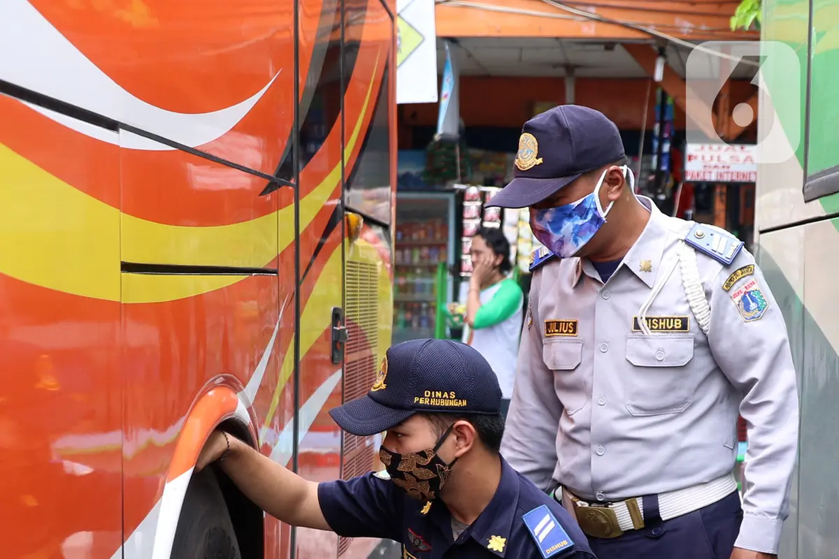 FOTO: Jelang Natal dan Tahun Baru, Petugas Dishub Inspeksi Keselamatan bus di Terminal Kalideres