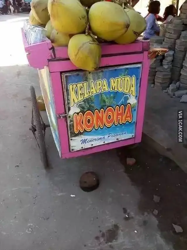 8 Potret Nyeleneh Penjual Es Kelapa Muda yang Bikin Pembeli Salah Fokus