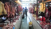Pemerintah menjaga harga daging sapi tak lebih dari Rp.100 ribu/kg. Para pedagang menggantungkan daging sapi yang siap ditawarkan kepada calon pembeli, Pasar Senen, Jakarta, Rabu (25/6/2014) (Liputan6.com/Faizal Fanani)