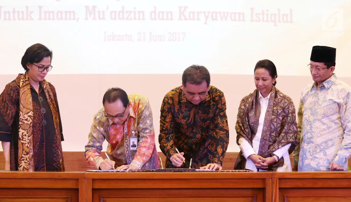 Penandatangan kerjasama antara Bank BTN dengan Masjid Istiqlal di Jakarta, Rabu (21/6). BTN memberikan kemudahan kepada para imam, mu'adzin dan karyawan Masjid Istiqlal untuk memiliki rumah. (Liputan6.com/Angga Yuniar)